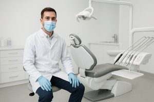 نحوه صحیح نشستن دندانپزشک: ارگونومی و سلامت در مطب
