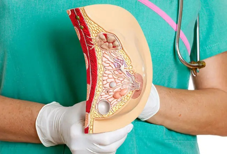 لکه‌های سفید روی سینه؛ نشانه چیست و چه باید کرد؟