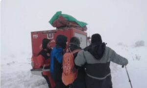 آتش‌نشانان شیراز، شهروند گرفتار در برف را نجات دادند