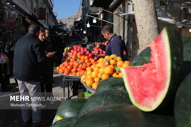 بازار شب یلدا داغ اما بی‌رمق؛فروشندگان از رکود و مردم ازگرانی می‌گویند
