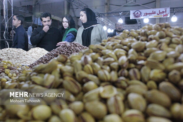 بازار شب یلدا داغ اما بی‌رمق؛فروشندگان از رکود و مردم ازگرانی می‌گویند