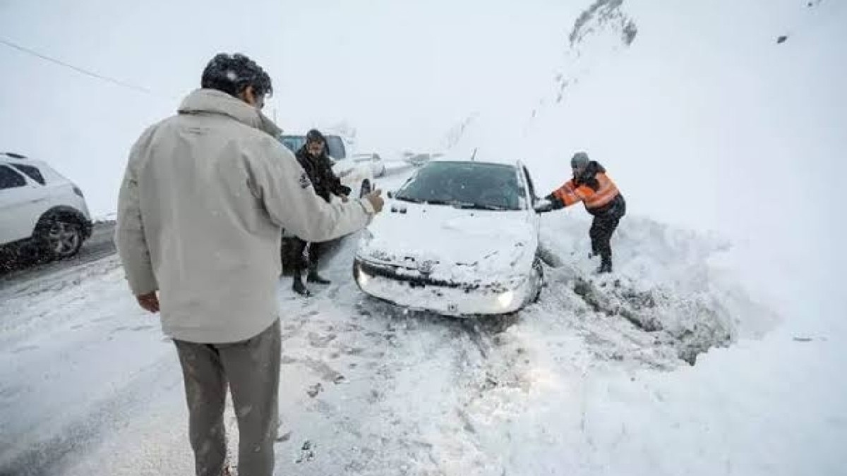 بسته‌شدن چندین جاده کشور به دلیل بارش سنگین برف/ بی‌توجهی به هشدار‌ها جان مسافران را گرفت