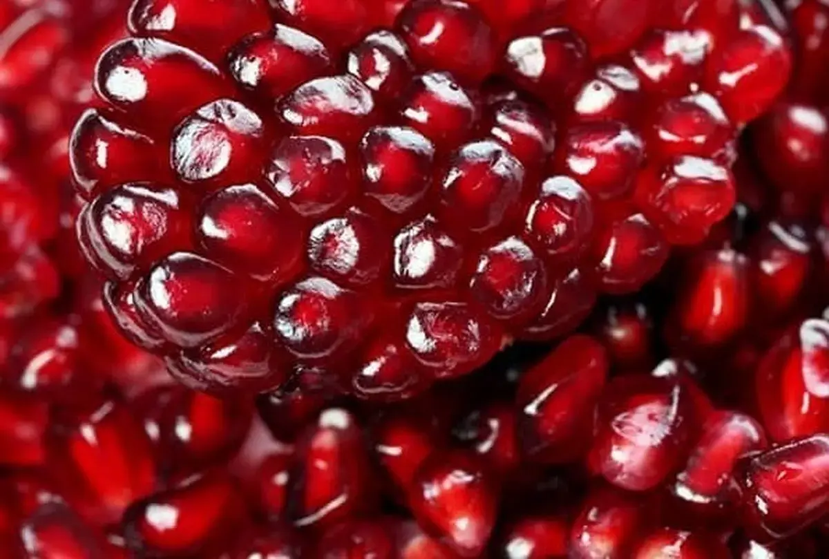 دون کردن انار در یک چشم به‌هم‌زدن/ راز خوشمزگی و زیبایی سفره شب یلدا