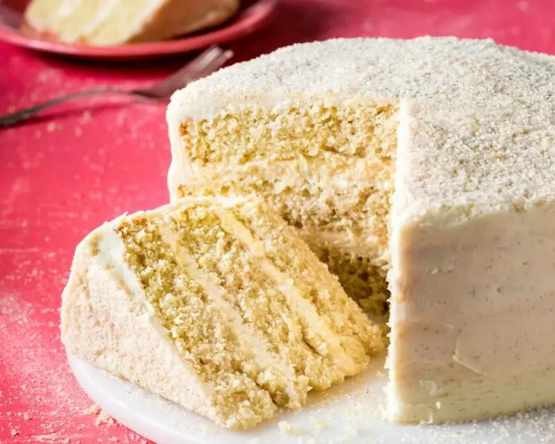 طرز تهیه کیک شیرخشک با بافت خیس و خامه‌ای