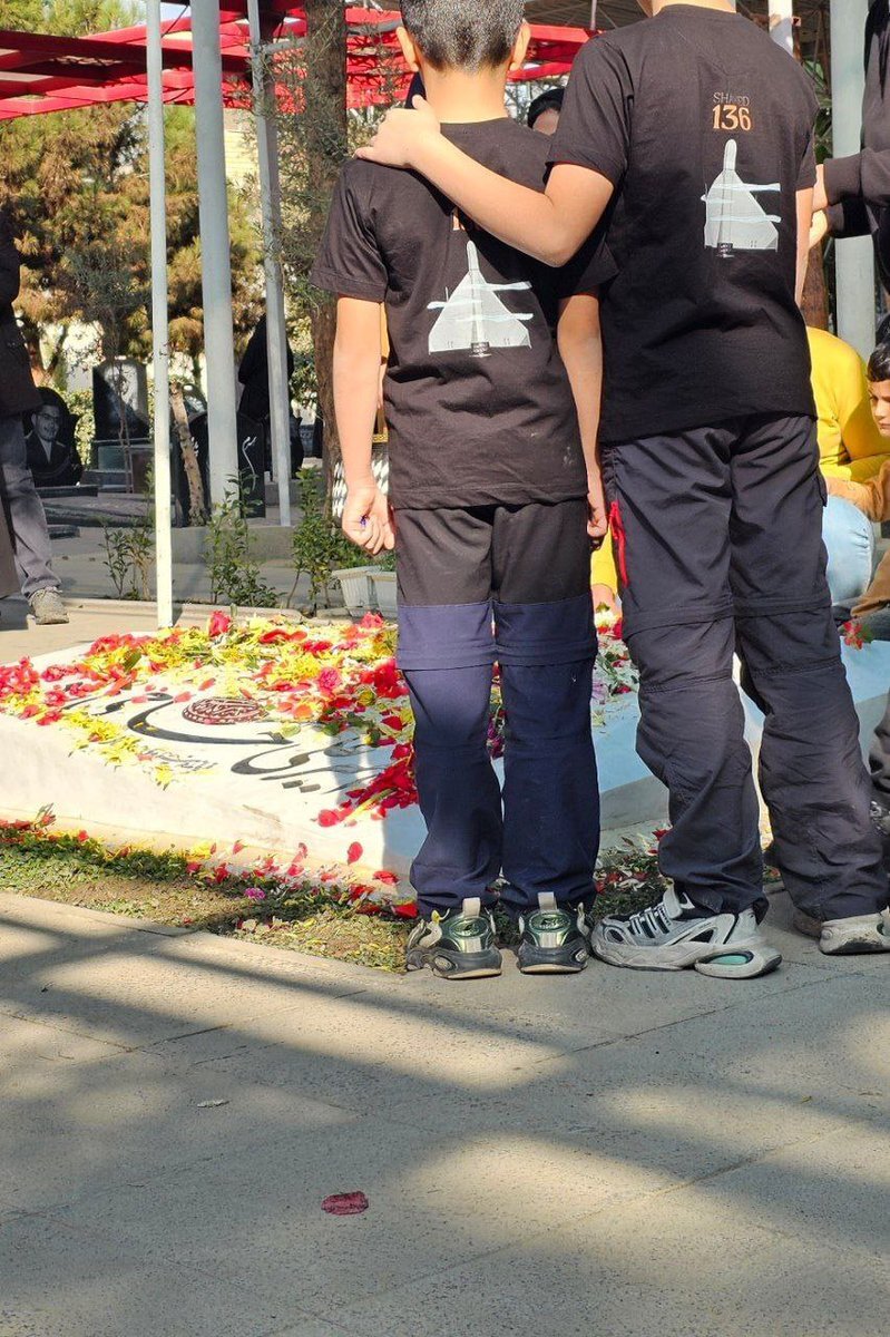 پوشش عجیب دو پسر بر مزار سردار حاجی‌زاده