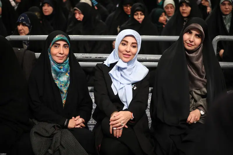 ژیلا صادقی و خانم بازیگر در دیدار با رهبری