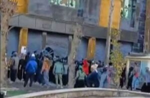 ادامه اعتراضات و درگیری‌ها در ملکشاهی/ تشییع ۲ جان باخته و آتش‌زدن چند بانک