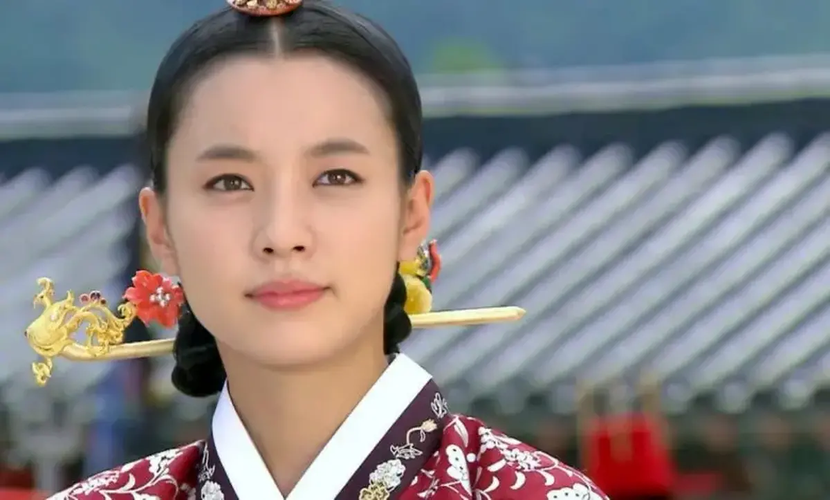 تصویر متفاوت بازیگر زیبای دونگ‌یی در روز ولنتاین+ عکس