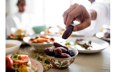 توصیههای تغذیهای برای افطار و سحر؛ چگونه کمتر تشنه و گرسنه شویم؟ توصیههای تغذیهای برای افطار و سحر؛ چگونه کمتر تشنه و گرسنه شویم؟