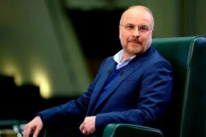 حضور قالیباف در یک مراسم ختم همراه با پدرش +عکس