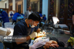 رزمایش ملی سلامت در حرم حضرت شاهچراغ(ع)؛ پزشکان جهادی پای کار مردم