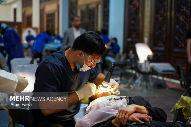 رزمایش ملی سلامت در حرم حضرت شاهچراغ(ع)؛ پزشکان جهادی پای کار مردم