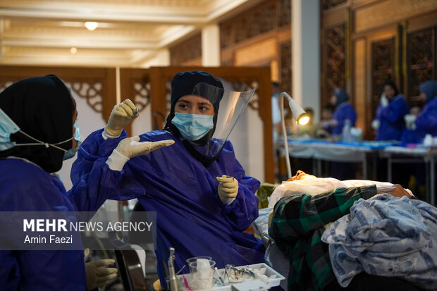 رزمایش ملی سلامت در حرم حضرت شاهچراغ(ع)؛ پزشکان جهادی پای کار مردم