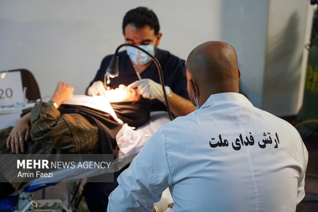 رزمایش ملی سلامت در حرم حضرت شاهچراغ(ع)؛ پزشکان جهادی پای کار مردم