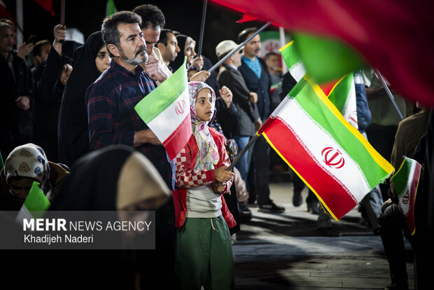 ادامه قرارهای شبانه مردم ایلام در میدان ۲۲ بهمن