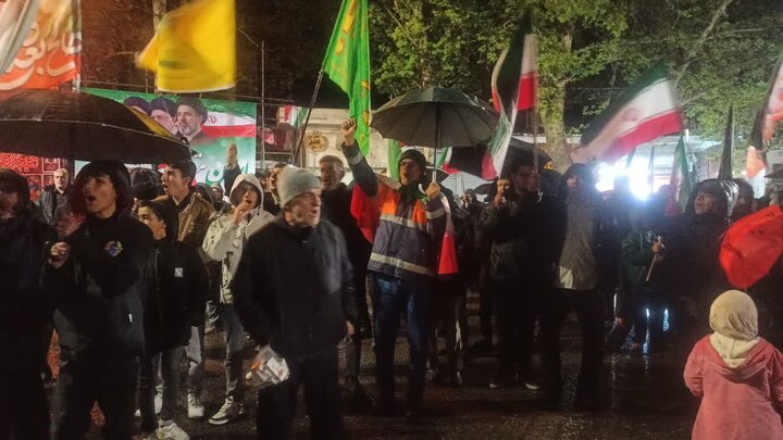 تداوم حضور حماسی مردم محلات زیر بارش باران در پنجاه و یکمین قرار عاشقی