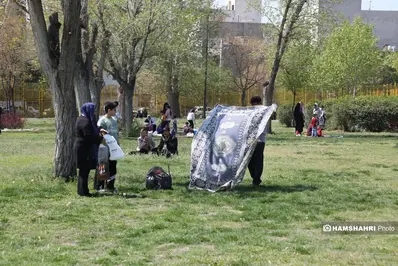 سیزده‌بدر مردم تهران در اوضاع جنگی+ عکس