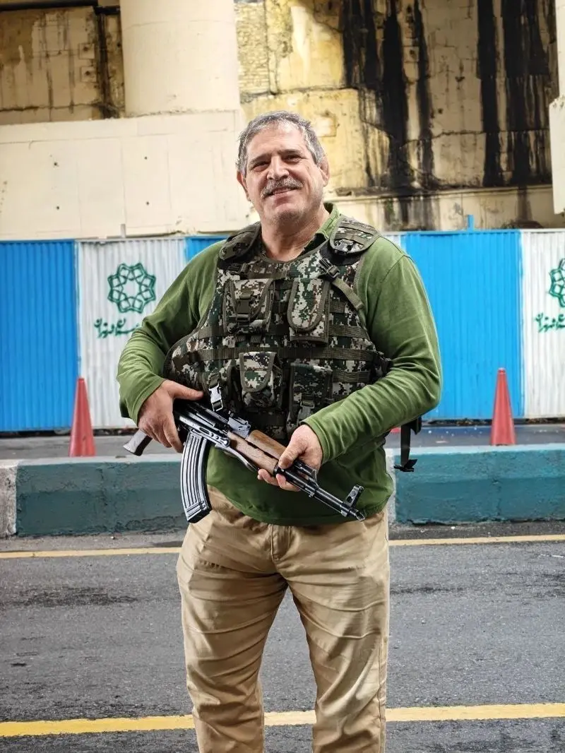 عباس جدیدی کلاشینکف بدست در ایست بازرسی