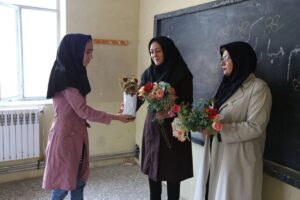 هدیه روز معلم چی بخریم؟ / لیست بهترین هدایا برای معلم ۱۴۰۵