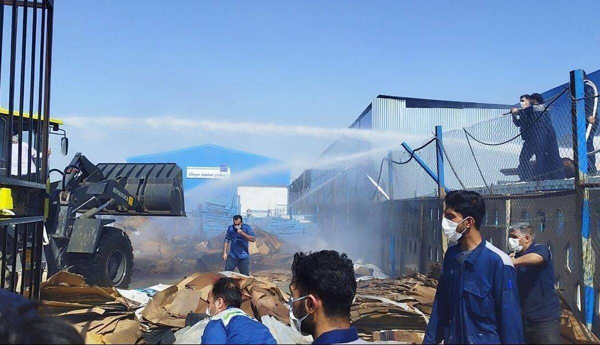 جزئیات آتش‌سوزی ضایعات کارخانه لوازم خانگی شاهین شهر