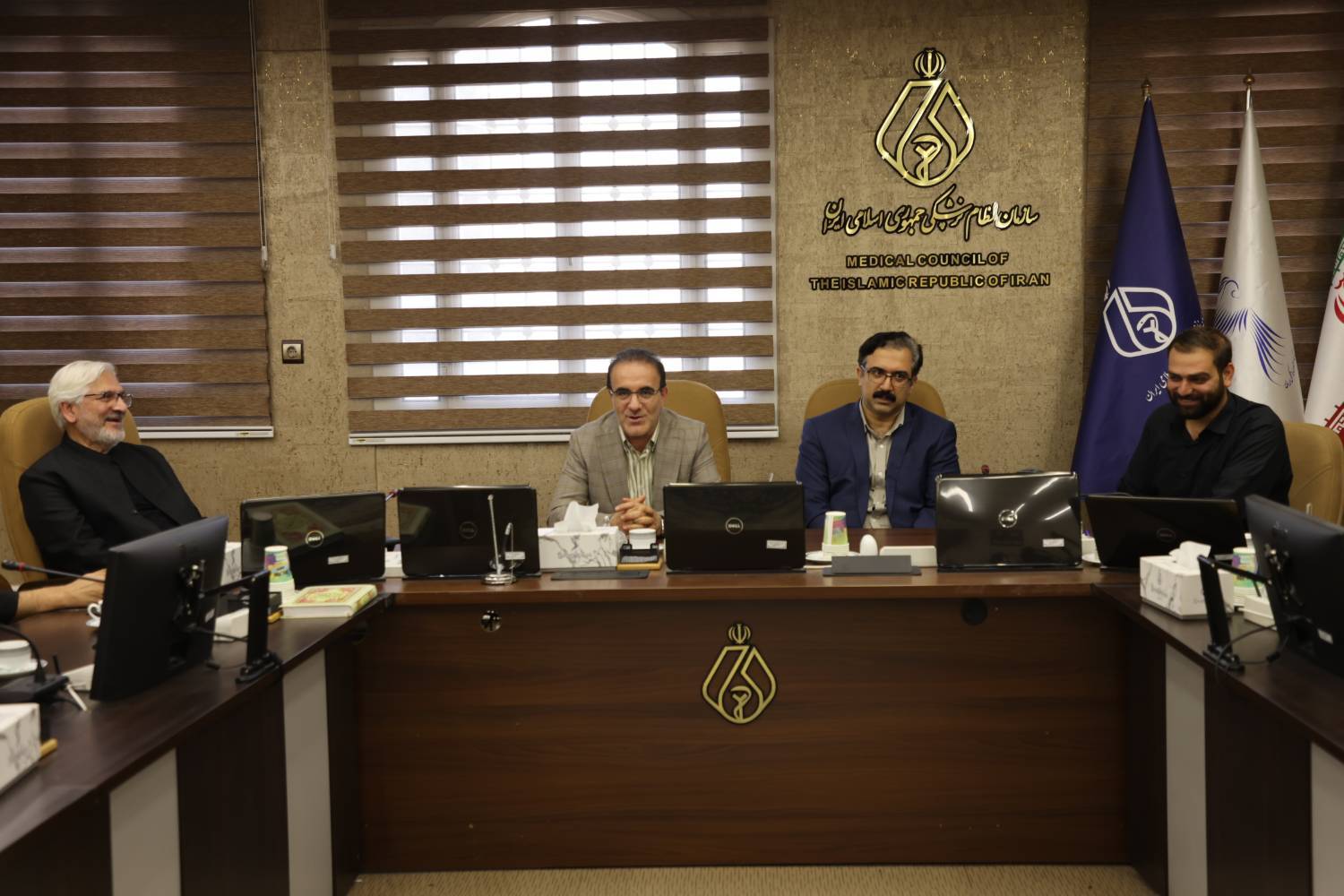نشست هم‌اندیشی گروه‌های جهادی علوم پزشکی با ریاست دکتر محمد رئیس‌زاده برگزار شد