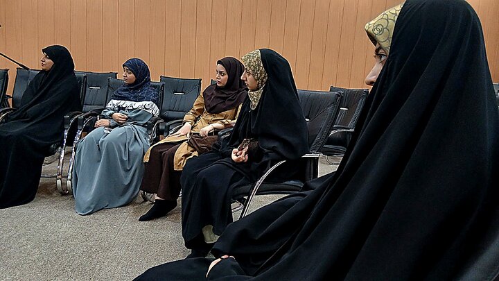 نویسنده کتاب «روی ماه دی»: شهدا انگیزه نوشتن را به من دادند