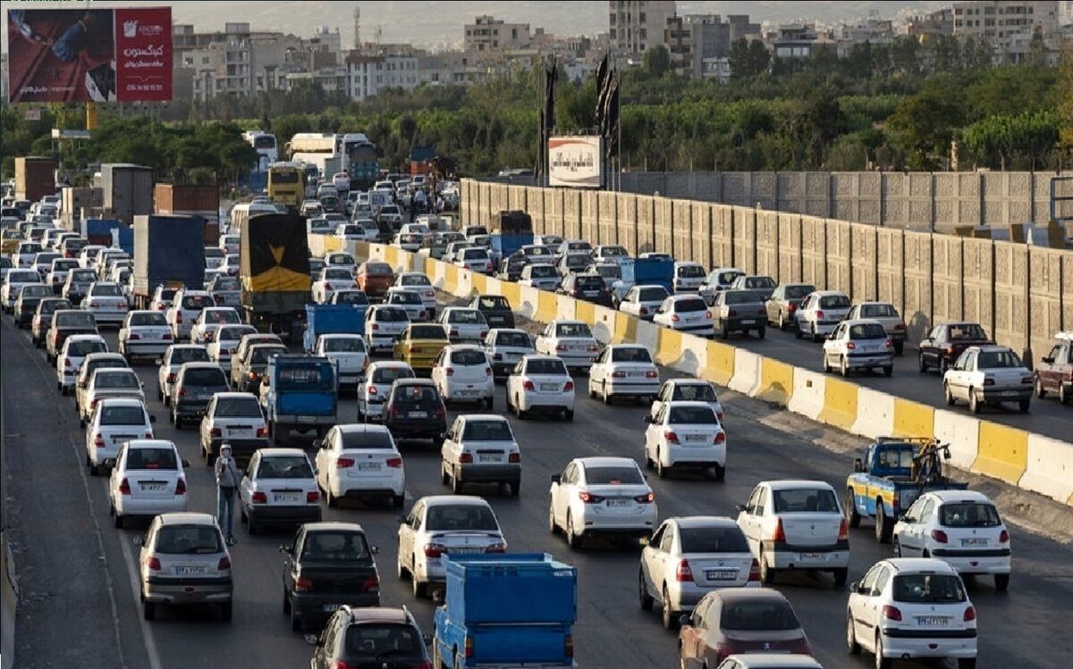 آخرین وضعیت ترافیکی محور‌های منتهی به شهر قم / ترافیک آزادراه تهران–قم به اوج رسید