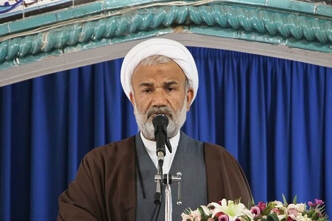 امام جمعه دشتستان: راه عبور از فشار اقتصادی کار و دانش و همدلی است