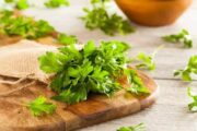 چند گیاه و ادویه ساده در آشپزخانه شما که ویتامین سی زیادی دارند