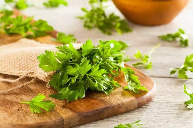 چند گیاه و ادویه ساده در آشپزخانه شما که ویتامین سی زیادی دارند