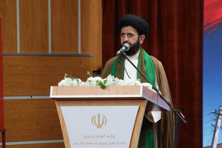 امام جمعه قرچک: مسئولین جمهوری اسلامی باید مردم خادم باشند